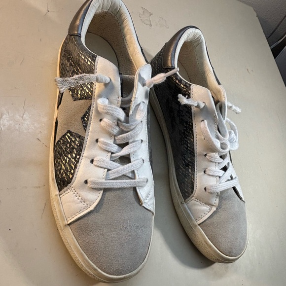 Vintage Havana Black‎ and White Sneakers - Picture 3 of 10